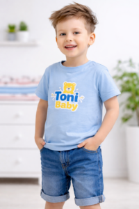 Детски дрехи за момчета от Toni Baby – удобна детска тениска и къси дънки за ежедневие и игра